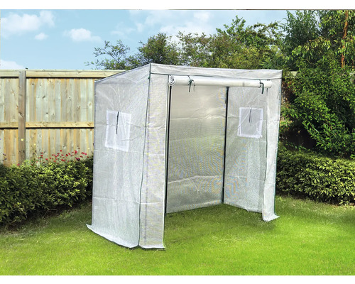 Skleník s plastovým krytom v záhrade.