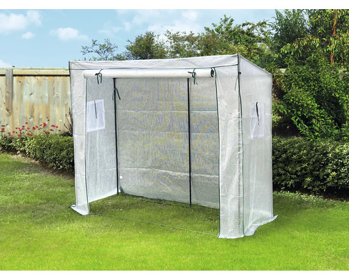 Fóliový skleník v záhrade na pestovanie rastlín