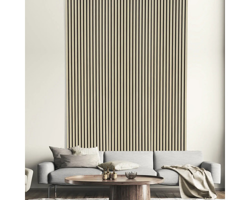 Obývacia izba s akustickými panelmi na stene a sivou pohovkou