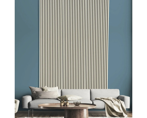 Obývacia izba s pohovkou a stenovými panelmi