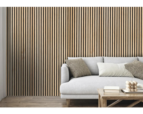 Obývacia izba s drevenými obkladovými panelmi a sivou pohovkou.