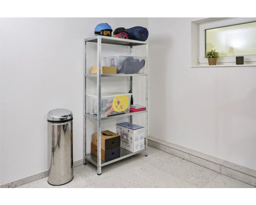 Regálový systém s piatimi úrovňami a rôznymi predmetmi v miestnosti