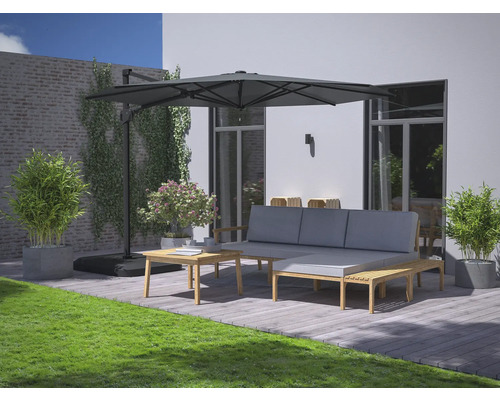 Záhradná scéna s posedením, odkladacím stolom a slnečníkom na drevenej terase