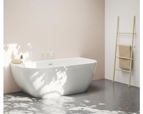 Voľne stojaca vaňa v svetlej kúpeľni s držiakom na uteráky.