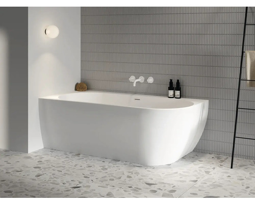 Moderná kúpeľňa s voľne stojacou vaňou, nástennou armatúrou a štruktúrovanými obkladmi