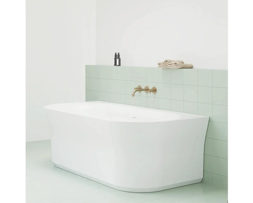 Voľne stojaca vaňa v kúpeľni s batériou