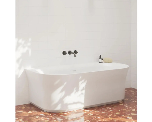 Voľne stojaca akrylátová vaňa s batériou pri obkladanej stene