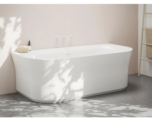 Voľne stojaca vaňa v kúpeľni s armatúrami a doplnkami