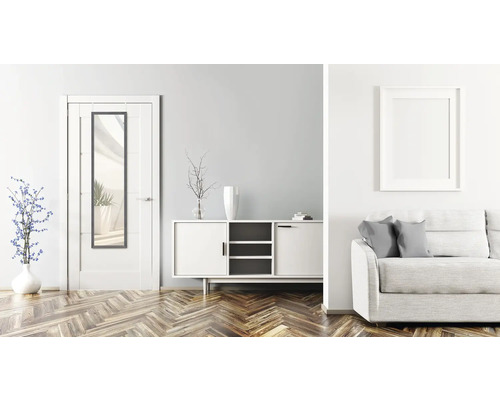 Interiér s dverami so zrkadlom, komodou a pohovkou