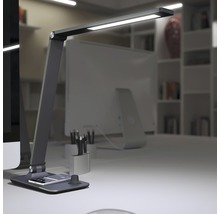 Stolná lampa s LED osvetlením na stole