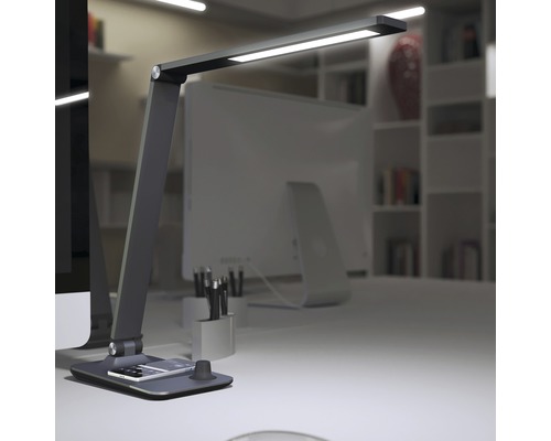 Stolná lampa s LED osvetlením na stole