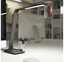 Moderná stolná lampa s LED osvetlením na stole