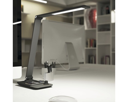 Moderná stolná lampa s LED osvetlením na stole