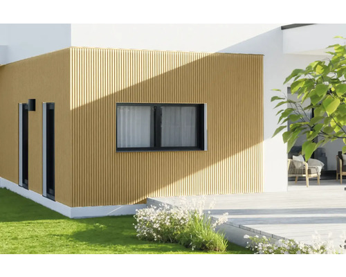 Fasáda domu s oknami a dreveným obkladom