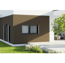 Fasáda domu s dreveným obkladom a oknami