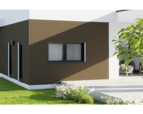 Fasáda domu s dreveným obkladom a oknami