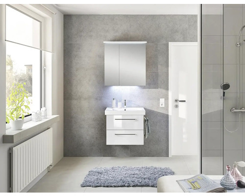 Moderná kúpeľňa s umývadlom, zrkadlovou skrinkou a sprchou