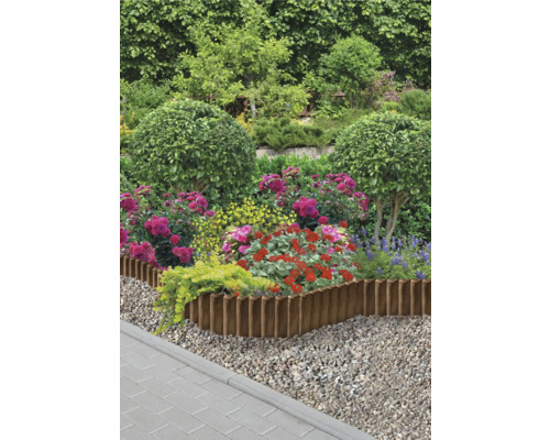 Záhrada s kvetmi a obrubou záhonu