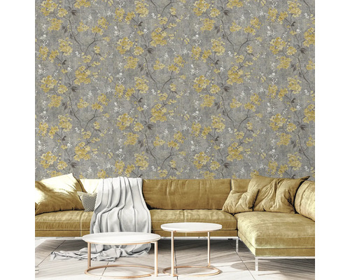 Obývacia izba s kvetinovou tapetou, pohovkou a konferenčnými stolíkmi