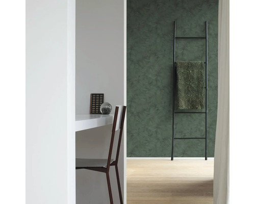 Obývacia izba so stolom, rebríkom a vzorovanou tapetou pre štýlový interiér