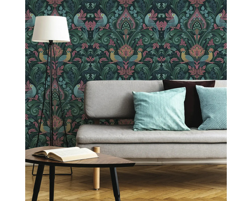 Obývacia izba so vzorovanou tapetou, stojacou lampou, pohovkou a stolom