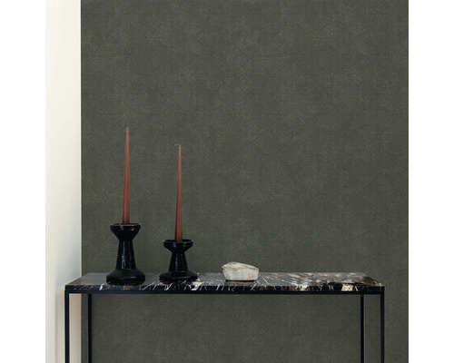 Detailný záber miestnosti so sivou vliesovou tapetou, dvoma svietnikmi so sviečkami a stolom s mramorovou doskou.