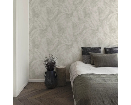 Spálňa so vzorovanou tapetou, posteľou a dekoratívnymi prvkami pre štýlové prostredie.