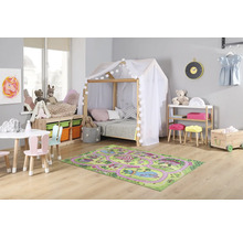 Detská izba s hracím kobercom, hracou posteľou a detským nábytkom.