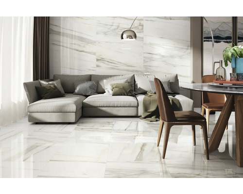 Obývacia izba s podlahovými dlaždicami so vzhľadom mramoru, pohovkou a jedálenským stolom