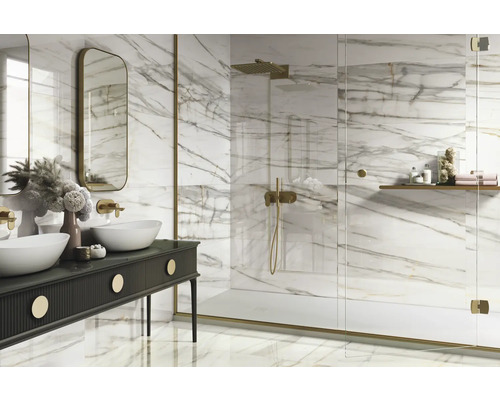 Svetlá kúpeľňa s mramorovými obkladmi, dvojitým umývadlom a sprchou