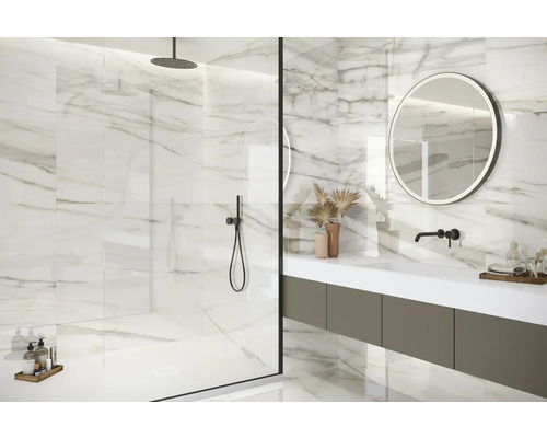 Moderná kúpeľňa s mramorovými obkladmi, sprchou a umývadlom