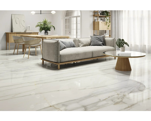 Svetlá obývacia izba s pohovkou, konferenčným stolíkom a lesklou podlahou s mramorovým vzhľadom