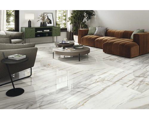 Obývacia izba s podlahovými dlaždicami so vzhľadom mramoru, pohovkou a odkladacím stolíkom