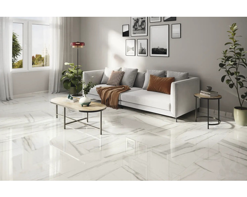 Svetlá obývacia izba s mramorovými dlaždicami, pohovkou a konferenčným stolíkom.