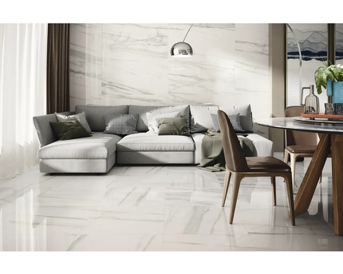 Svetlá obývacia izba s dlaždicami so vzhľadom mramoru, sivou rohovou pohovkou a jedálenským stolom