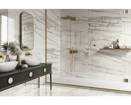 Svetlá kúpeľňa s mramorovými obkladmi, dvojitým umývadlom a sprchovacím kútom so sklenenou stenou