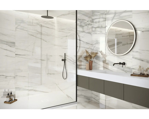 Kúpeľňa so sprchou, umývadlom a zrkadlom s mramorovými obkladmi