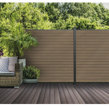 Terasa s drevenými doskami a dreveným plotom