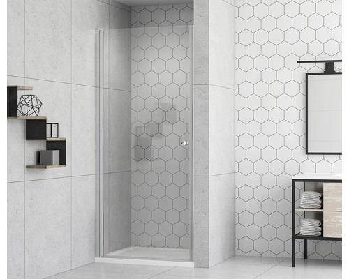 Kúpeľňa so skleneným sprchovacím kútom a bielymi šesťhrannými dlaždicami.