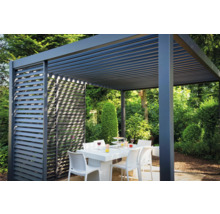 Pergola s lamelovou strechou a jedálenskou súpravou v záhrade