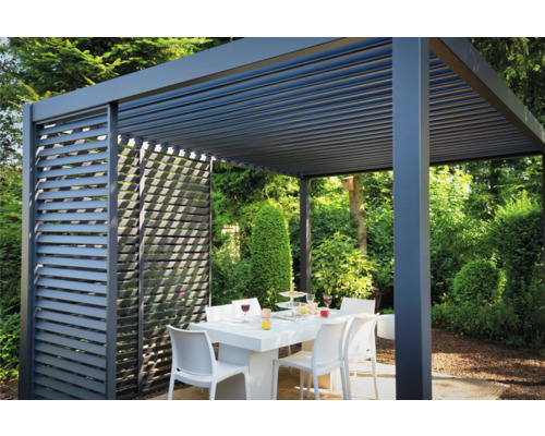 Pergola s lamelovou strechou a jedálenskou súpravou v záhrade