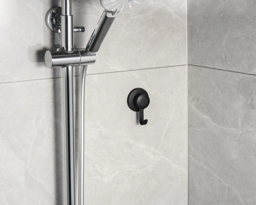 Sprchová tyč a hák na obloženej stene v kúpeľni