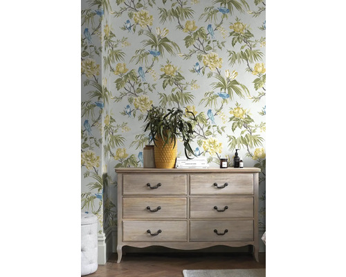 Dekoratívna izba s kvetinovou tapetou a drevenou komodou