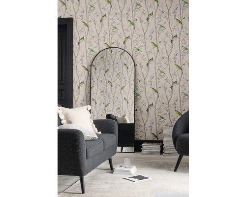 Obývacia izba s tapetou so vzorom vtákov, pohovkou a zrkadlom