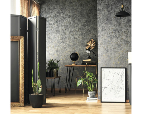 Obývacia izba so sivou vzorovanou tapetou, stolom s glóbusom, izbovými rastlinami a dekoráciami