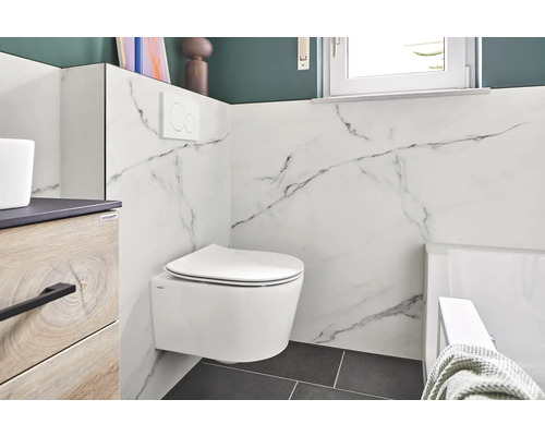 Moderná kúpeľňa s nástenným WC, umývadlom a obkladom stien z mramoru