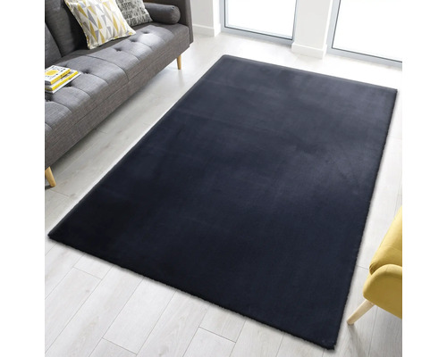 Obdĺžnikový koberec v obývacej izbe na svetlej drevenej podlahe