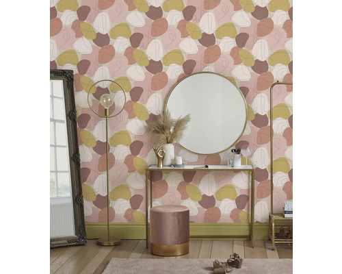 Dekoratívna spálňa s tapetou, zrkadlom a toaletným stolíkom