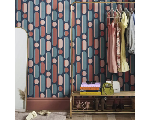 Dekoratívna izba s tapetou s geometrickými tvarmi, vešiakom na oblečenie a zrkadlom