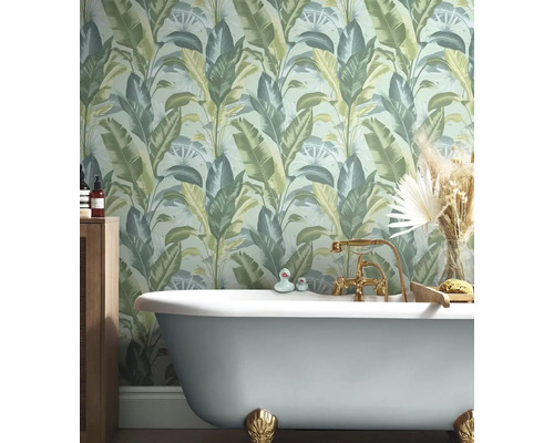Kúpeľňa s vaňou a tapetou s motívom džungle a rastlín.